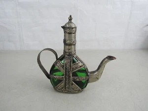 "Botella decantadora de vidrio verde esmeralda vintage con soporte de aluminio adornado 7 3/4" - Imagen 1 de 8