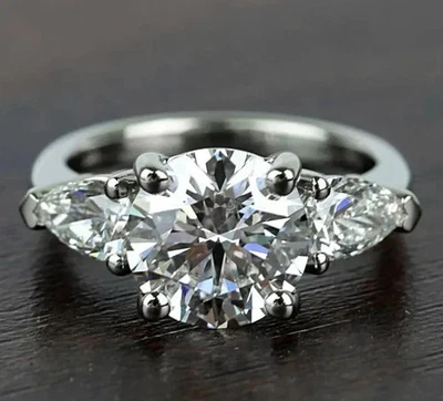 Alianza de oro blanco sólido de 14 K con diamantes cultivados en laboratorio naturales de corte redondo de 4,20 quilates Foto 1 de 4