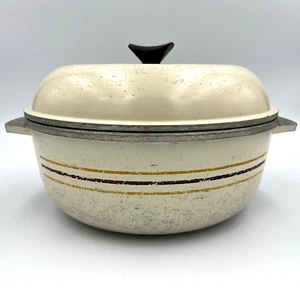 Olla de aluminio fundido Regal Ware de 5 cuartos con tapa color crema con rayas de colección - Imagen 1 de 6