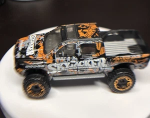 Hot Wheels '06 Dodge Ram 1500 Skyjacker Sospensioni 2018 Hot Trucks Nero - Foto 1 di 7