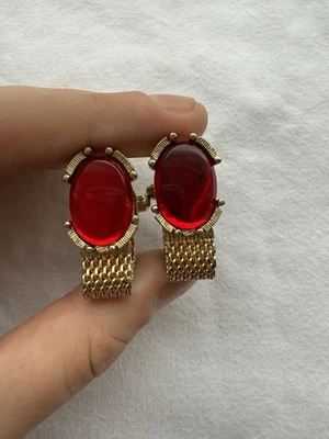 Gemelos envolventes vintage Swank tono dorado rojo ovalado cabujón Foto 1 de 4
