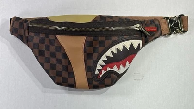 Bolso Bandolera Sprayground Edición Limitada Marrón Cuadros Mordedura de Tiburón Cintura Foto 1 de 4
