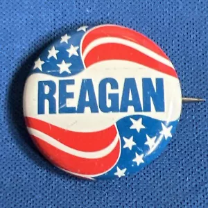 VINTAGE RONALD REAGAN FLAG PINBACK PIN PRESIDENTIAL CAMPAIGN BUTTON REPUBLICAN - Picture 1 of 2