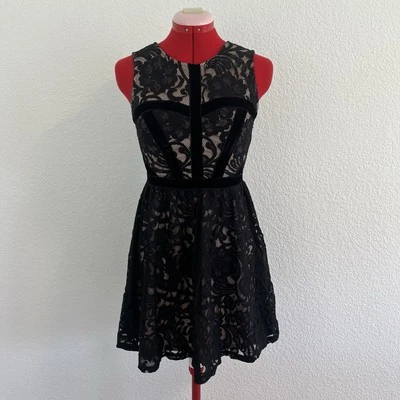 Mini Vestido Love Fire Negro Calce y Acampanado Talla Pequeña Foto 1 de 4