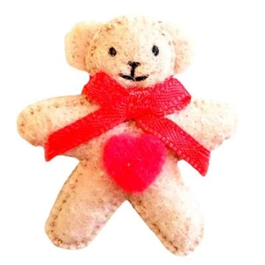 Pequeño broche prendedor de oso de peluche vintage hecho a mano de 1,5" lazo rojo y corazón - Imagen 1 de 3