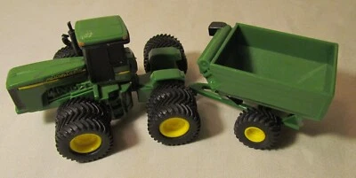 Tractor ERTL TOMY John Deere 4x4 ruedas dobles con remolque Foto 1 de 2