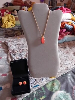 Juego de collar y pendientes colgantes naranja, cadena en tono dorado, en caja Foto 1 de 4