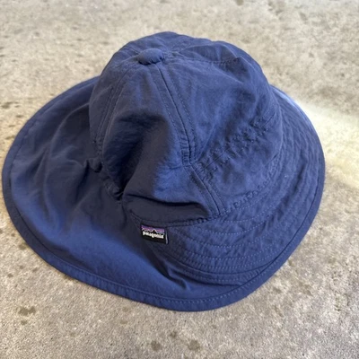 Chapéu Patagonia Baby Block The Sun Bucket tamanho 6 12 meses alça de queixo marinho  - Imagem 1 de 4