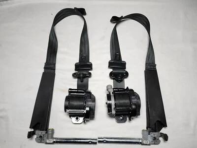 2013 - 2016 Ford Escape Drivers & Passengers Front Seat Belts (OEM) Black — 第 1/4 张图片