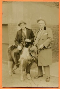 Ritratto di 2 gentiluomini, uno seduto su un pony delle Shetland, anni '10 circa - Foto 1 di 2