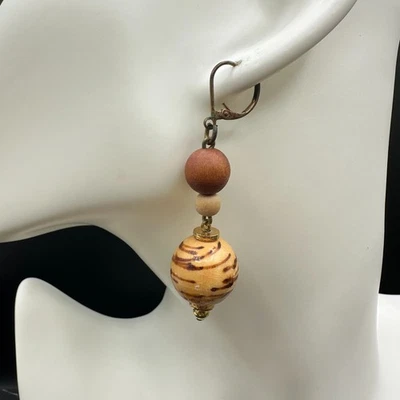 Современные бежевые богемные классические деревянные серьги-подвески с застежкой-рычагом - Изображение 1 из 4