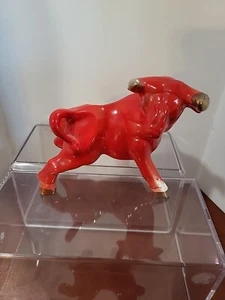 Statuina porcellana Mcm Red Bull da collezione - Foto 1 di 10