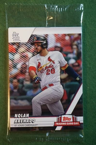 2024 Topps Trading Card Day ungeöffnetes Baseball Pack - Nolan Arenado On Top - Bild 1 von 2