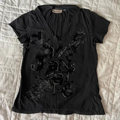 Camiseta Dkny Edgy Tachonada Negra Manga Corta Talla M Algodón Gótico Top Cuello en V  Foto 1 de 4