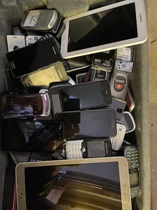 KONVOLUT mit über 600 alten Handy´s mit und ohne Akku´s - Bild 1 von 20