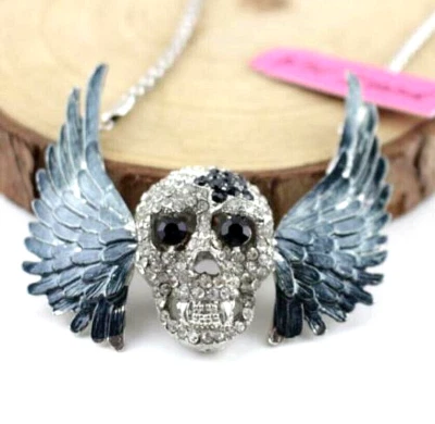 Betsey Johnson Vampiro Calavera Alas de Murciélago 3D Movimiento Colgante Collar Bolsa de Regalo Gratis Foto 1 de 4