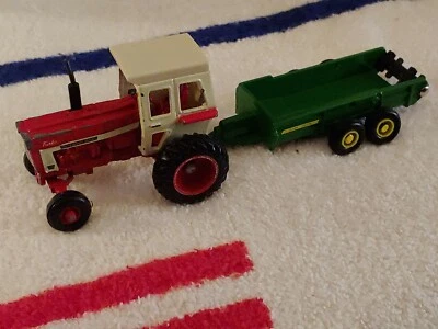 NOTABLE TRACTOR COSECHADORA INTERNACIONAL E IMPLEMENTO JOHN DEERE MODELO #0Q12Q01 Foto 1 de 4