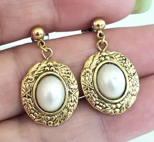 Pendientes colgantes vintage victorianos renacimiento perla sintética tono dorado 1-1/8" - Imagen 1 de 6