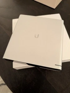 Ubiquiti UniFi Cloud Key Gen2 Plus - UCK-G2-PLUS - Disque dur 1 To - Photo 1/1