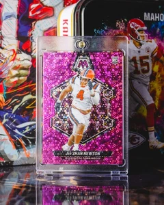 2024 Panini Mosaic #336 Jer'Zhan Newton Rosa No Huddle Prizm/20 Novato - Imagen 1 de 2
