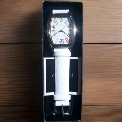 Reloj para mujer Avon adornado arco iris cara analógica correa de cuero blanco nos de colección  Foto 1 de 4