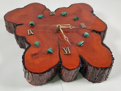 Relógio de parede vintage feito à mão de madeira com detalhes de rocha cor turquesa FUNCIONA - Imagem 1 de 4