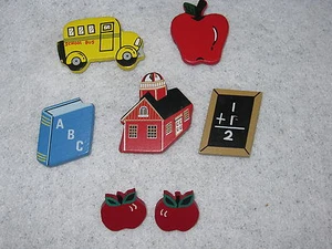 Charm a Teacher con este Lote de 5 Cubiertas y Pendientes de Botones CASA DE ESCUELA MANZANA - Imagen 1 de 3