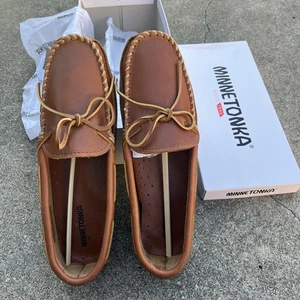Minnetonka Driving Moccasin Mens 9.5 Chestnut Lariat Cowhide Double Bottom 946 - Picture 1 of 5
