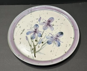 1994 Bonnie Staffel Charlevoix MI 15" Studiokeramik Platte mit lila Iris - Bild 1 von 2