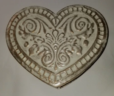 Caja de corazón de hojalata American Crafts de 7,5 pulgadas Foto 1 de 4