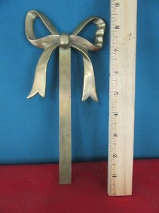 1 von 9. Vintage Messing Band Schleife hängend Wandkunst 4,5 x 9 cm hoch - Bild 1 von 4