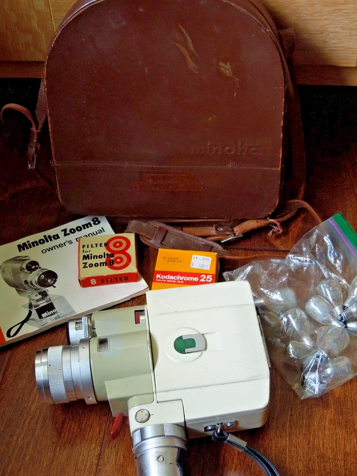 Cámara fotográfica Minolta Zoom 8 mm con accesorios no funciona se vende como está Foto 1 de 1