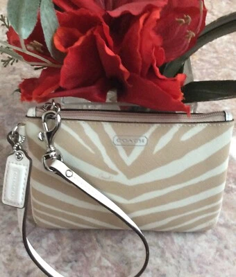 Новый тренер зебра печати света хаки серебро кожаный кошелек с ремешком F51099, рекомендуемая розничная цена производителя $58 - Изображение 1 из 4