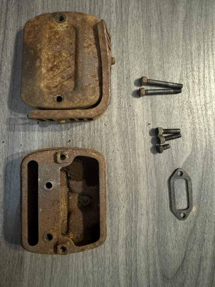 John Deere 50V Chainsaw OEM Muffler Assembly-Used.  Includes Gasket And 5 Bolts. Foto 1 de 4