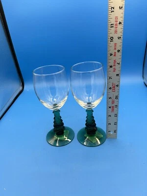 Juego de 2 copas de vino con tallo de árbol de Navidad verde Libbey Foto 1 de 4