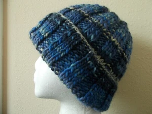 Sombrero voluminoso y cálido tejido a mano, azul/marino/blanco - Imagen 1 de 6