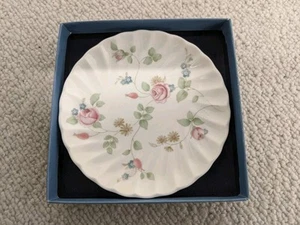 Wedgwood Rosehip Plate Bone China 5" Floral White/Multi Made In England - Foto 1 di 6