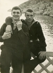 HOLDING HANDS Handsome young men NAVY sailor couple hug gay int ussr vtg photo - Bild 1 von 3