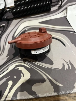 Interruptor de presión de nivel de agua Whirlpool W10514214 8181695 461970201161 Foto 1 de 4