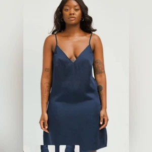 Neu mit Etikett Ettitude Damen marineblau Satin Schlupfkleid verstellbare Träger Bambus - Größe L - Bild 1 von 8