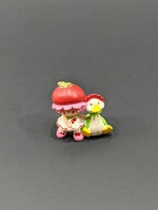 Kirschkuscheltier mit Stachelbeere PVC Minifigur Erdbeerland - Bild 1 von 4