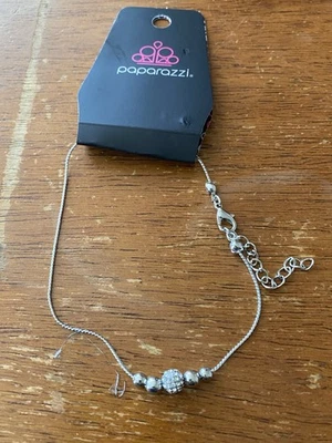 Tobillera blanca Paparazzi Simple Showcase Foto 1 de 4