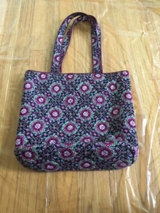 Vera Bradley lila Medaillon Beuteltasche Tasche - Muster im Ruhestand neu ohne Etikett lila - Bild 1 von 1