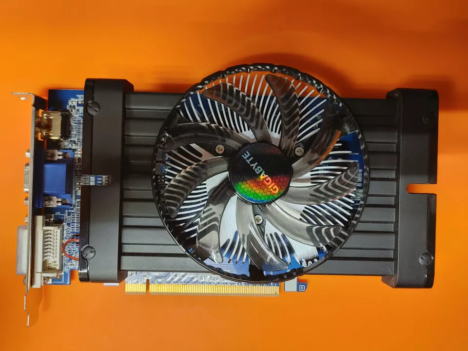 Gigabyte AMD Radeon HD 6670 GV-R667D3-2GI 2GB HDMI VGA DVI Video Graphics Card - Image 1 of 4