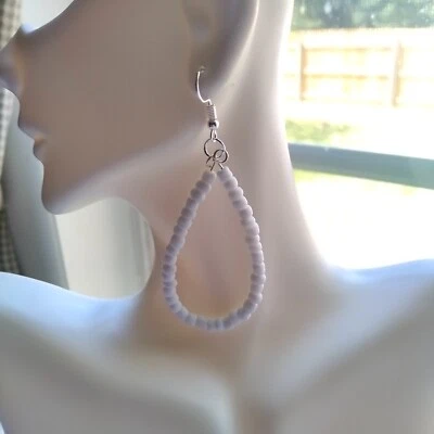 Pendientes de aro de lágrima con cuentas de semilla de vidrio blanco hechos a mano gancho tono plata boho chic Foto 1 de 4