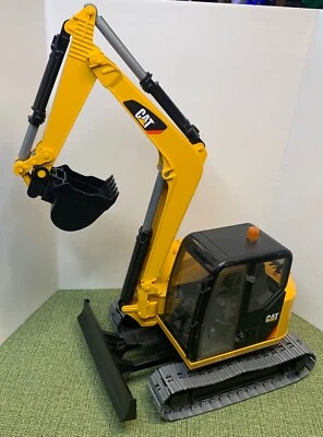 Bruder 2337/01 CAT Caterpillar Excavator Construction Vehicle - Image 1 of 4