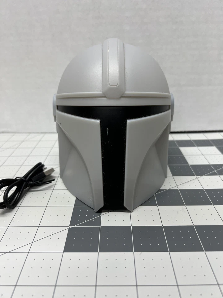 Luz de mesa em forma de capacete Star Wars The Mandalorian. USB e bateria. - Imagem 1 de 4