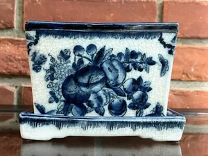 Claude Monet Museum Chinoiserie weiße Orchidee in blau-weißem Porzellansockel - Bild 1 von 9