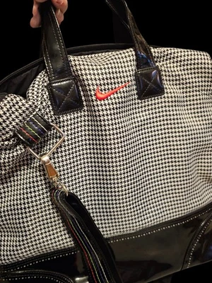 Bolso Nike con patrón de pata de gallo con detalles de cuero negro Foto 1 de 2