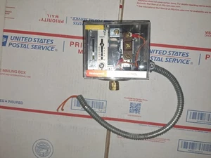 HONEYWELL L404F 1367 PRESSURETROL CONTROL - for Steam Boiler - Picture 1 of 4
